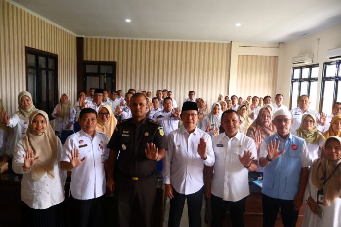 Pegawai Pemko Payakumbuh bersama narasumber dari Kejaksaan Negeri Payakumbuh berpose bersama usai Sosialisasi Suap, Gratifikasi, dan Whistle Blowing System (WBS) di Aula Inspektorat Kota Payakumbuh.