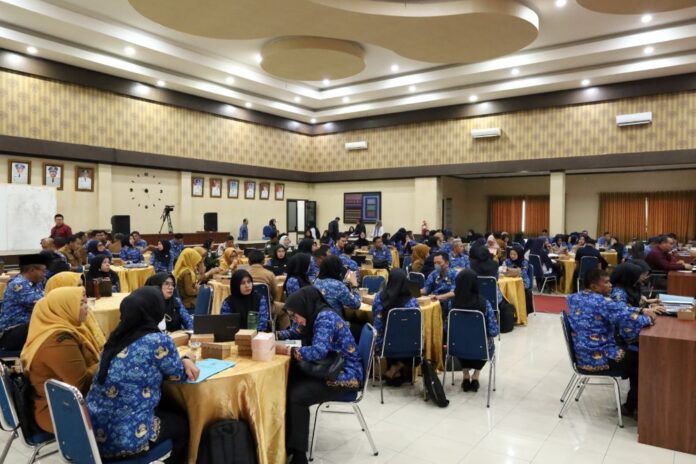 ASN Kota Payakumbuh mengikuti sosialisasi penyusunan dan penginputan Anjab dan ABK berbasis digital di Aula Ngalau Indah, Balai Kota Payakumbuh.