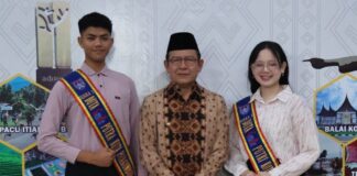 Wali Kota Payakumbuh Zulmaeta bersama dua finalis Duta GenRe Kota Payakumbuh Tahun 2025 yang akan mewakili daerah pada ajang Pemilihan Duta GenRe Provinsi Sumatera Barat.