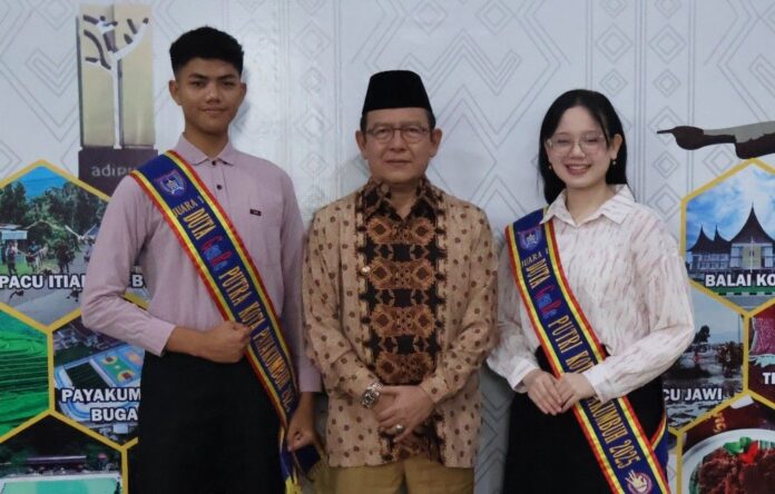 Wali Kota Payakumbuh Zulmaeta bersama dua finalis Duta GenRe Kota Payakumbuh Tahun 2025 yang akan mewakili daerah pada ajang Pemilihan Duta GenRe Provinsi Sumatera Barat.