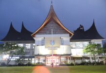 Bagian gonjong Kantor Wali Kota Payakumbuh rusak akibat diterjang angin kencang pada Rabu (15/10/2025) sore.