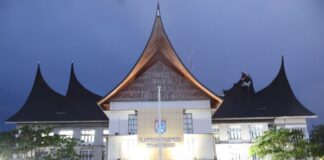 Bagian gonjong Kantor Wali Kota Payakumbuh rusak akibat diterjang angin kencang pada Rabu (15/10/2025) sore.