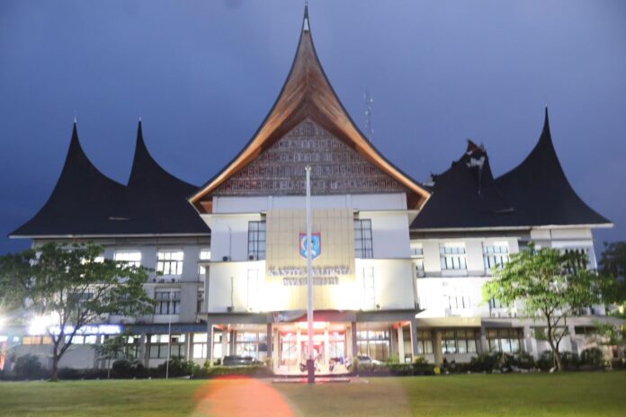 Bagian gonjong Kantor Wali Kota Payakumbuh rusak akibat diterjang angin kencang pada Rabu (15/10/2025) sore.