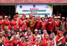 Wakil Wali Kota Payakumbuh Elzadaswarman berfoto bersama pengurus Indo Jalito Peduli dan LKKS Kota Payakumbuh seusai penyaluran bantuan sosial di Pendopo Rumah Dinas Wali Kota Payakumbuh.