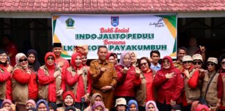 Wakil Wali Kota Payakumbuh Elzadaswarman berfoto bersama pengurus Indo Jalito Peduli dan LKKS Kota Payakumbuh seusai penyaluran bantuan sosial di Pendopo Rumah Dinas Wali Kota Payakumbuh.