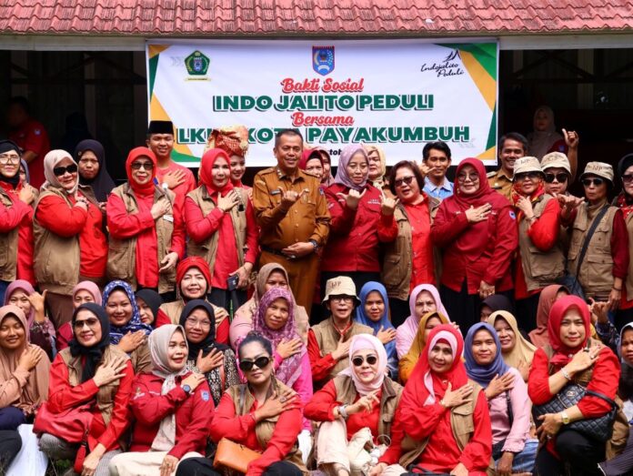 Indo Jalito Peduli dan Pemko Payakumbuh Berkolaborasi Salurkan Bantuan Sosial bagi Warga Wakil Wali Kota Payakumbuh Elzadaswarman berfoto bersama pengurus Indo Jalito Peduli dan LKKS Kota Payakumbuh seusai penyaluran bantuan sosial di Pendopo Rumah Dinas Wali Kota Payakumbuh.