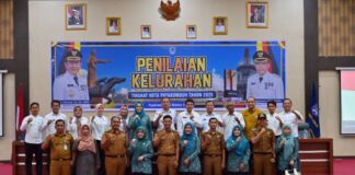 Wakil Wali Kota Payakumbuh Elzadaswarman bersama jajaran Pemko dan peserta Lomba Kelurahan Berprestasi Tingkat Kota Payakumbuh Tahun 2025 berfoto bersama seusai penilaian tahap II di Aula Ngalau Indah, Balai Kota Payakumbuh.