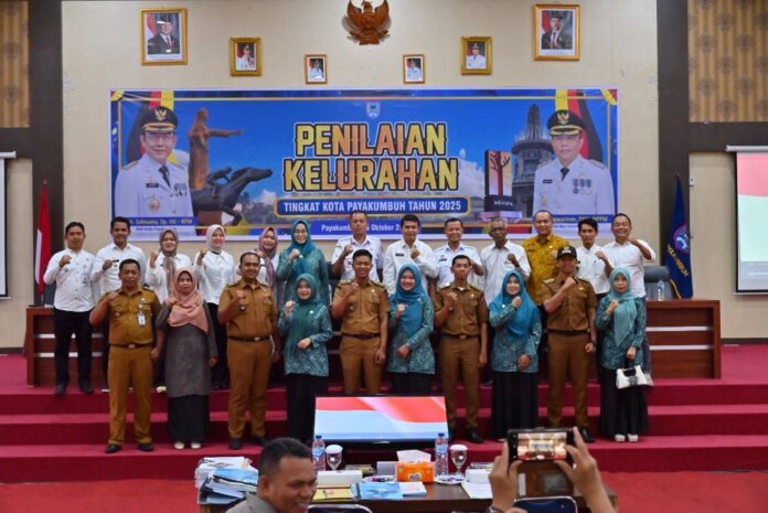 Wakil Wali Kota Payakumbuh Buka Penilaian Tahap II Lomba Kelurahan Berprestasi 2025 Wakil Wali Kota Payakumbuh Elzadaswarman bersama jajaran Pemko dan peserta Lomba Kelurahan Berprestasi Tingkat Kota Payakumbuh Tahun 2025 berfoto bersama seusai penilaian tahap II di Aula Ngalau Indah, Balai Kota Payakumbuh.