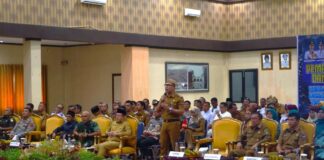 Lurah Koto Tangah memaparkan inovasi kelurahan di hadapan tim penilai nasional dalam ajang Pemerintah Desa dan Kelurahan Award 2025 di Balai Kota Payakumbuh.