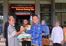 Wakil Wali Kota Payakumbuh menyerahkan bantuan sembako kepada warga terdampak kebakaran Pasar Payakumbuh di halaman Balai Kota Payakumbuh.