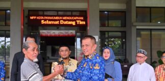 Wakil Wali Kota Payakumbuh menyerahkan bantuan sembako kepada warga terdampak kebakaran Pasar Payakumbuh di halaman Balai Kota Payakumbuh.