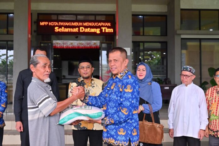 Wakil Wali Kota Payakumbuh Serahkan Bantuan untuk Pedagang Terdampak Wakil Wali Kota Payakumbuh menyerahkan bantuan sembako kepada warga terdampak kebakaran Pasar Payakumbuh di halaman Balai Kota Payakumbuh.