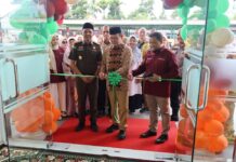 Wali Kota Payakumbuh Zulmaeta didampingi Kajari Ulil Azmi memotong pita dalam peresmian gedung baru RSKIA Sukma Bunda pada puncak Milad ke-10 di Payakumbuh.