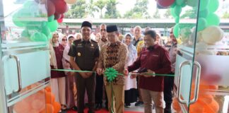 Wali Kota Payakumbuh Zulmaeta didampingi Kajari Ulil Azmi memotong pita dalam peresmian gedung baru RSKIA Sukma Bunda pada puncak Milad ke-10 di Payakumbuh.