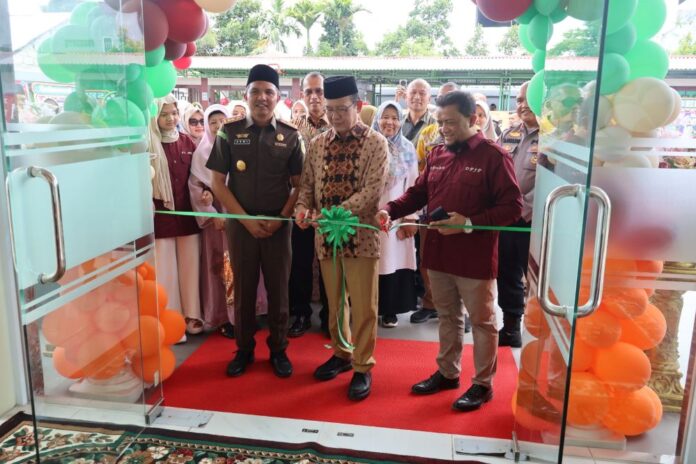 Wali Kota Payakumbuh Zulmaeta didampingi Kajari Ulil Azmi memotong pita dalam peresmian gedung baru RSKIA Sukma Bunda pada puncak Milad ke-10 di Payakumbuh.
