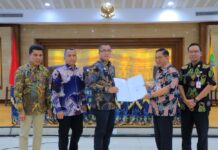 Pejabat Pemerintah Kota Payakumbuh dan Pemerintah Kota Tangerang berfoto bersama saat penyerahan dokumen kerja sama terkait penerapan manajemen talenta ASN dalam sebuah pertemuan resmi di ruang rapat pemerintah daerah.