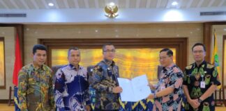 Pejabat Pemerintah Kota Payakumbuh dan Pemerintah Kota Tangerang berfoto bersama saat penyerahan dokumen kerja sama terkait penerapan manajemen talenta ASN dalam sebuah pertemuan resmi di ruang rapat pemerintah daerah.