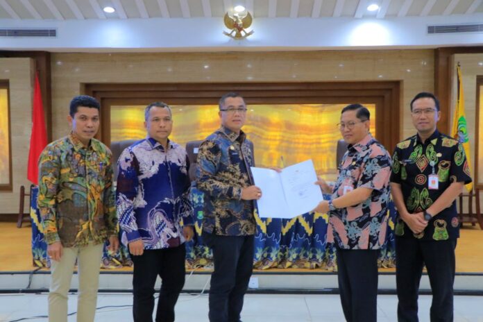 Payakumbuh dan Tangerang Resmikan Kerja Sama Penguatan Manajemen Talenta ASN Pejabat Pemerintah Kota Payakumbuh dan Pemerintah Kota Tangerang berfoto bersama saat penyerahan dokumen kerja sama terkait penerapan manajemen talenta ASN dalam sebuah pertemuan resmi di ruang rapat pemerintah daerah.