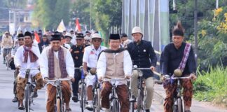 Pejabat dan komunitas ontel bersepeda bersama mengenakan busana tempo dulu dalam Parade Onthel Payakumbuh 2025.