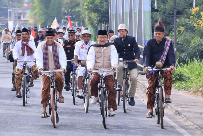 Parade Onthel Payakumbuh 2025, Nostalgia Tempo Dulu di Kota Randang Pejabat dan komunitas ontel bersepeda bersama mengenakan busana tempo dulu dalam Parade Onthel Payakumbuh 2025.