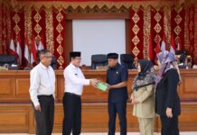Wali Kota Payakumbuh menyerahkan dokumen Rancangan APBD 2026 kepada pimpinan DPRD Kota Payakumbuh dalam rapat paripurna di ruang sidang utama.