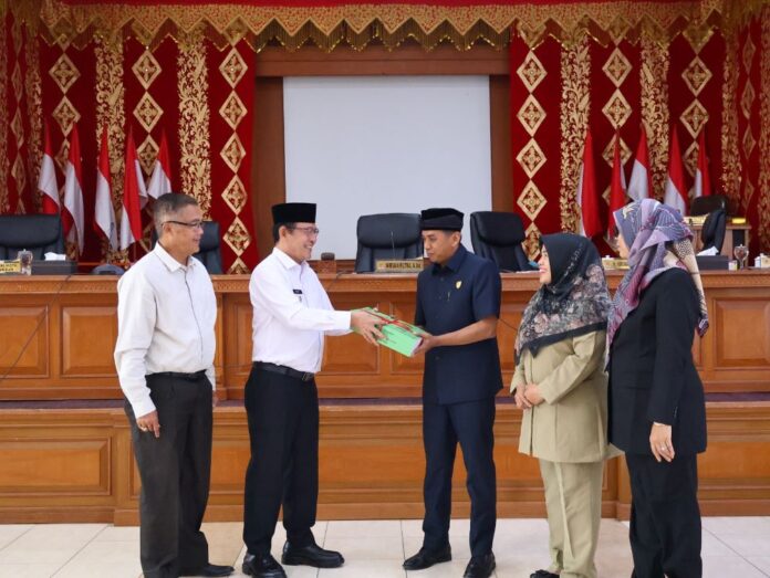 Wali Kota Payakumbuh menyerahkan dokumen Rancangan APBD 2026 kepada pimpinan DPRD Kota Payakumbuh dalam rapat paripurna di ruang sidang utama.