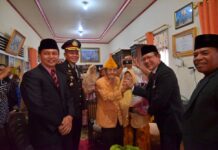 Wali Kota Payakumbuh Zulmaeta menyalami veteran saat anjangsana memperingati Hari Pahlawan di Kelurahan Napar, Payakumbuh, Senin (10/11/2025).