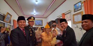Wali Kota Payakumbuh Zulmaeta menyalami veteran saat anjangsana memperingati Hari Pahlawan di Kelurahan Napar, Payakumbuh, Senin (10/11/2025).