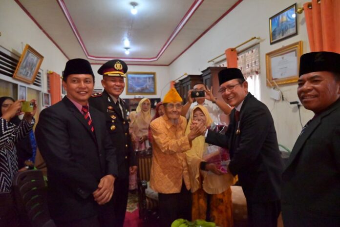 Hangatnya Momen Wali Kota Payakumbuh Bersalaman dengan Veteran di Hari Pahlawan Wali Kota Payakumbuh Zulmaeta menyalami veteran saat anjangsana memperingati Hari Pahlawan di Kelurahan Napar, Payakumbuh, Senin (10/11/2025).