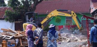 Petugas Dinas PUPR Kota Payakumbuh bersama Satgas Penertiban memantau proses pembongkaran bangunan liar di atas lahan milik pemerintah di Jalan Imam Bonjol, Kamis (13/11/2025).