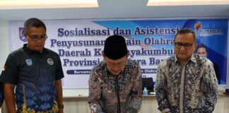 Wali Kota Zulmaeta menandatangani dokumen proposal pada kegiatan Sosialisasi dan Asistensi Penyusunan Desain Olahraga Daerah (DOD) di Kota Payakumbuh.