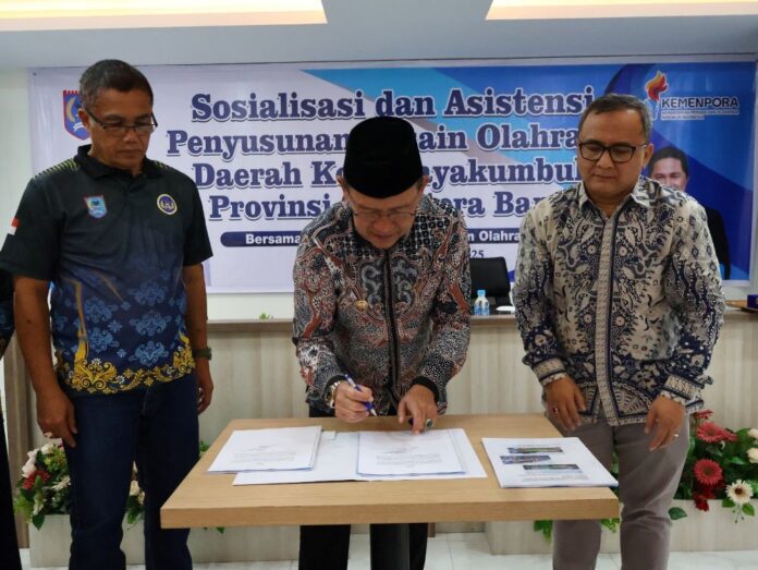 Pemko Payakumbuh Resmikan Penyusunan DOD Bersama Kemenpora Wali Kota Zulmaeta menandatangani dokumen proposal pada kegiatan Sosialisasi dan Asistensi Penyusunan Desain Olahraga Daerah (DOD) di Kota Payakumbuh.