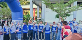 Wakil Wali Kota Payakumbuh Elzadaswarman memberi semangat peserta jalan sehat dalam peringatan Hari Kesehatan Nasional (HKN) ke-61 di halaman kantor Wali Kota Payakumbuh.