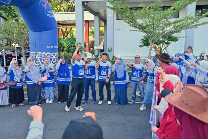 Wawako Elzadaswarman Kobarkan Semangat Peserta Jalan Sehat HKN ke-61 Wakil Wali Kota Payakumbuh Elzadaswarman memberi semangat peserta jalan sehat dalam peringatan Hari Kesehatan Nasional (HKN) ke-61 di halaman kantor Wali Kota Payakumbuh.