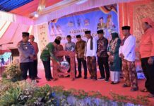 Nagari Parambahan Tutup Program Satu Nagari Satu Event 2025 Payakumbuh dengan Tradisi Mangombang Siriah Wakil Wali Kota Payakumbuh Elzadaswarman memukul gong sebagai tanda dibukanya kegiatan Satu Nagari Satu Event di Nagari Parambahan, disaksikan oleh unsur Forkopimda, tokoh adat, dan masyarakat setempat.