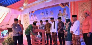 Wakil Wali Kota Payakumbuh Elzadaswarman memukul gong sebagai tanda dibukanya kegiatan Satu Nagari Satu Event di Nagari Parambahan, disaksikan oleh unsur Forkopimda, tokoh adat, dan masyarakat setempat.