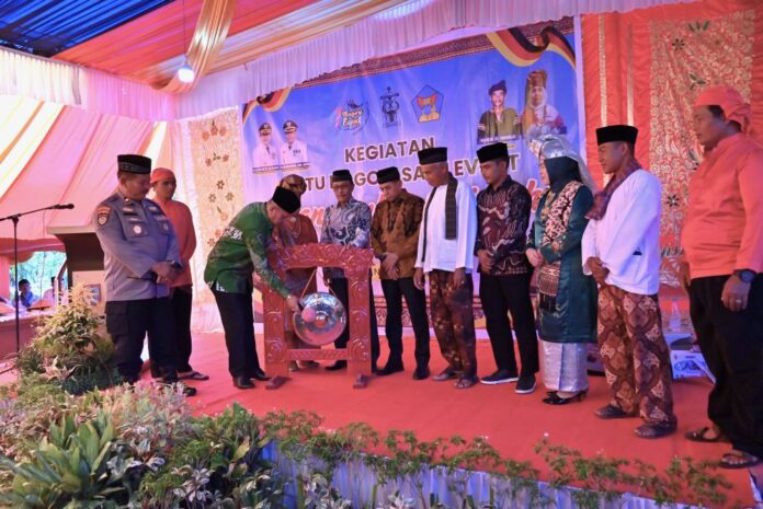 Wakil Wali Kota Payakumbuh Elzadaswarman memukul gong sebagai tanda dibukanya kegiatan Satu Nagari Satu Event di Nagari Parambahan, disaksikan oleh unsur Forkopimda, tokoh adat, dan masyarakat setempat.