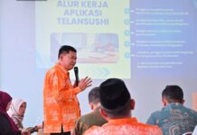 Inisiator proyek perubahan TELAN SUSHI SMART, Donisa Putra, memaparkan alur kerja aplikasi saat kegiatan launching di Aula Disnakerperin Payakumbuh.