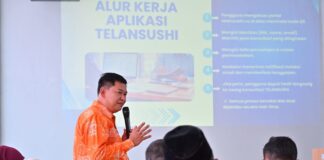Inisiator proyek perubahan TELAN SUSHI SMART, Donisa Putra, memaparkan alur kerja aplikasi saat kegiatan launching di Aula Disnakerperin Payakumbuh.