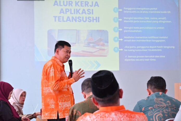 Inisiator proyek perubahan TELAN SUSHI SMART, Donisa Putra, memaparkan alur kerja aplikasi saat kegiatan launching di Aula Disnakerperin Payakumbuh.