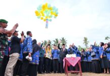Wakil Wali Kota Payakumbuh Elzadaswarman bersama ASN dan tenaga kesehatan melepas balon peringatan Hari Kesehatan Nasional ke-61 di halaman Balai Kota Payakumbuh.