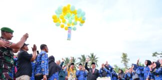 Wakil Wali Kota Payakumbuh Elzadaswarman bersama ASN dan tenaga kesehatan melepas balon peringatan Hari Kesehatan Nasional ke-61 di halaman Balai Kota Payakumbuh.