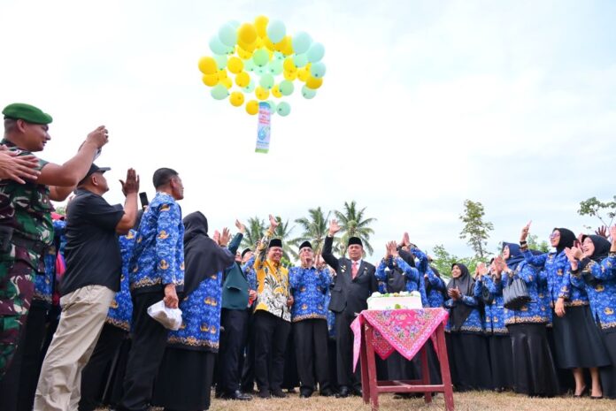 Wawako Payakumbuh Lepas Balon Semarak HKN ke-61, Ajak ASN dan Nakes Kawal Transformasi Kesehatan Wakil Wali Kota Payakumbuh Elzadaswarman bersama ASN dan tenaga kesehatan melepas balon peringatan Hari Kesehatan Nasional ke-61 di halaman Balai Kota Payakumbuh.