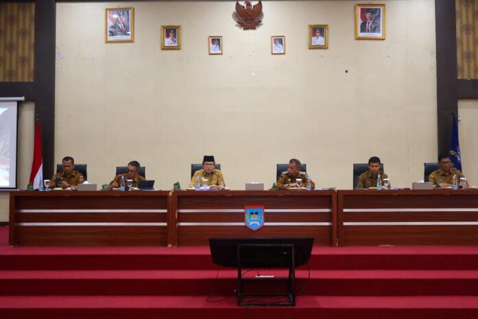 Wali Kota Payakumbuh Zulmaeta memimpin rapat koordinasi bersama jajaran pimpinan perangkat daerah di Aula Ngalau Indah Balai Kota Payakumbuh.