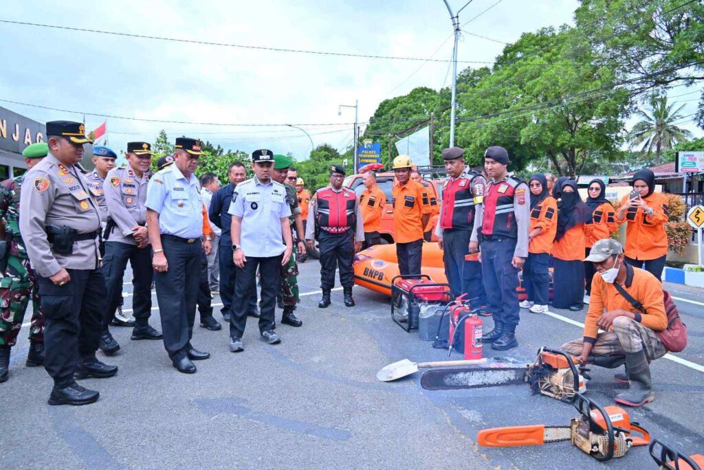 Wakil Wali Kota Payakumbuh Elzadaswarman bersama Kapolres dan jajaran TNI meninjau peralatan tanggap darurat bencana dalam Apel Kesiapan di halaman Polres Payakumbuh.