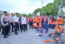 Wakil Wali Kota Payakumbuh Elzadaswarman bersama Kapolres dan jajaran TNI meninjau peralatan tanggap darurat bencana dalam Apel Kesiapan di halaman Polres Payakumbuh.
