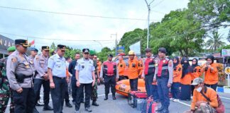 Wakil Wali Kota Payakumbuh Elzadaswarman bersama Kapolres dan jajaran TNI meninjau peralatan tanggap darurat bencana dalam Apel Kesiapan di halaman Polres Payakumbuh.