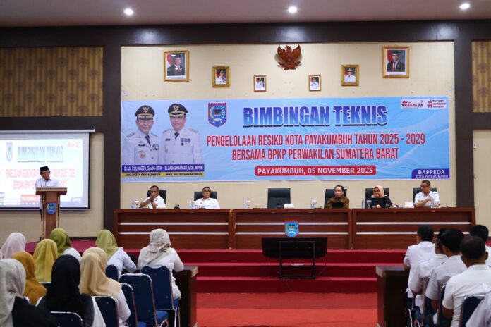 Wali Kota Payakumbuh Zulmaeta membuka Bimbingan Teknis Pengelolaan Risiko Pemerintah Daerah Tahun 2025–2029 di Aula Ngalau Indah Balai Kota Payakumbuh.