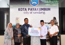 Wali Kota Payakumbuh Zulmaeta menerima bantuan kemanusiaan senilai Rp25 juta dari perwakilan Bank Syariah Indonesia (BSI) untuk pemulihan Pasar Payakumbuh pascakebakaran.