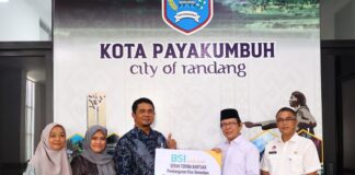 Wali Kota Payakumbuh Zulmaeta menerima bantuan kemanusiaan senilai Rp25 juta dari perwakilan Bank Syariah Indonesia (BSI) untuk pemulihan Pasar Payakumbuh pascakebakaran.